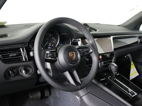 New 2026 Porsche Macan image 4