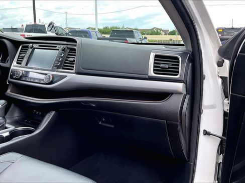Used 2018 Toyota Highlander XLE FWD image 19