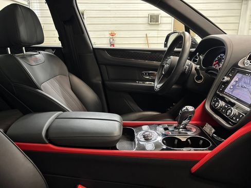 Used 2020 Bentley Bentayga AWD/4WD image 28