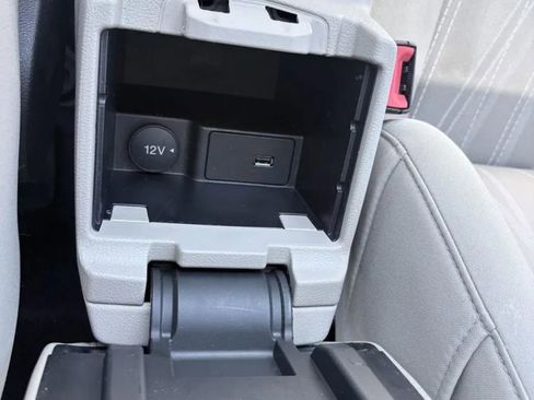 Used 2018 Ford Focus SE FWD image 18