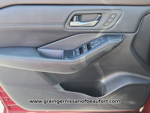 Used 2023 Nissan Rogue SL w/ SL Premium Package image 16