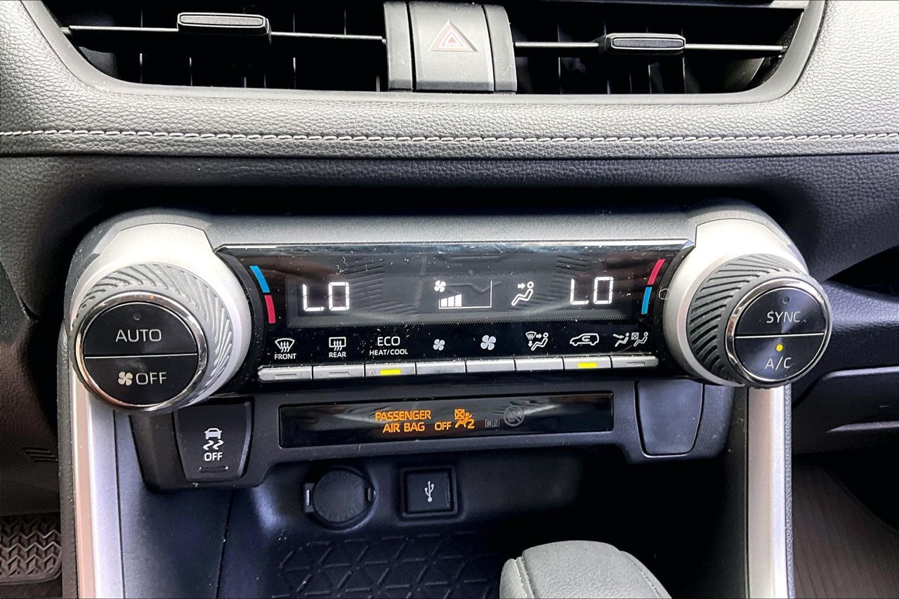 Used 2020 Toyota RAV4 LE AWD/4WD image 25