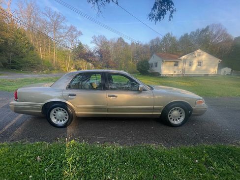 Used 2000 Ford Crown Victoria LX RWD image 2