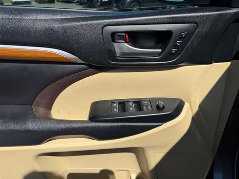 Used 2018 Toyota Highlander Limited Platinum FWD image 12