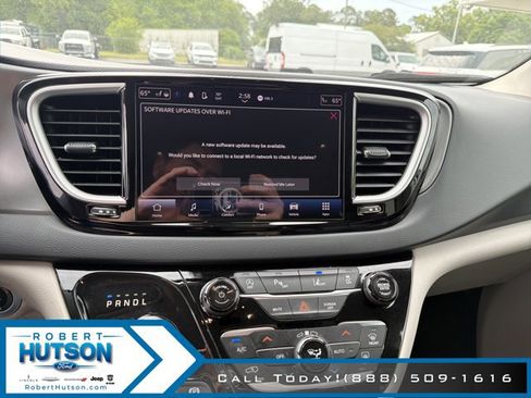 Used 2023 Chrysler Pacifica Touring-L FWD image 15
