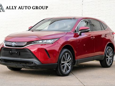 Used 2022 Toyota Venza LE image 1