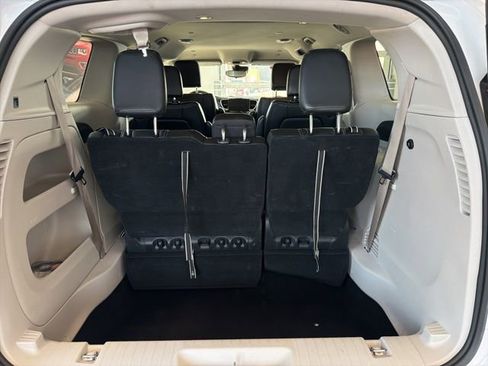 Used 2024 Chrysler Pacifica Touring-L image 8