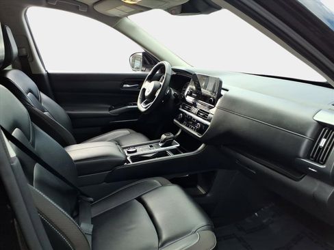 Used 2024 Nissan Pathfinder SL image 17