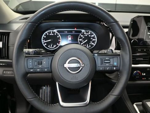 Used 2025 Nissan Pathfinder SL FWD image 5