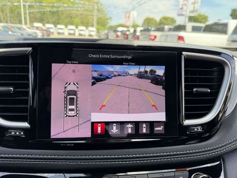 Used 2024 Chrysler Pacifica Limited FWD image 30