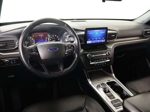 Used 2020 Ford Explorer XLT w/ Equipment Group 202A RWD image 2