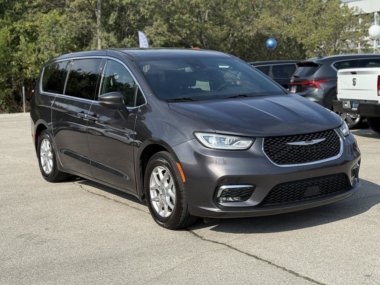 Used 2023 Chrysler Pacifica Touring FWD image 4