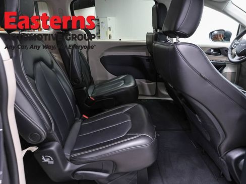 Used 2023 Chrysler Pacifica Touring-L FWD image 23