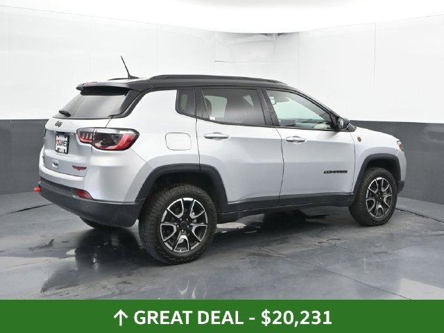 Used 2025 Jeep Compass Trailhawk AWD/4WD image 2