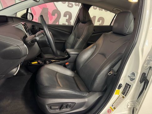 Used 2021 Toyota Prius XLE image 6