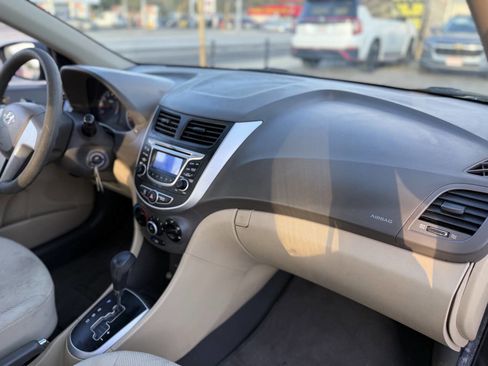 Used 2012 Hyundai Accent GLS image 24