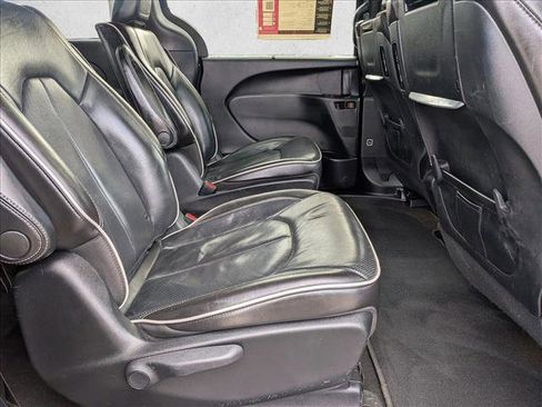 Used 2021 Chrysler Pacifica Limited w/ Uconnect Theater Family Group image 23