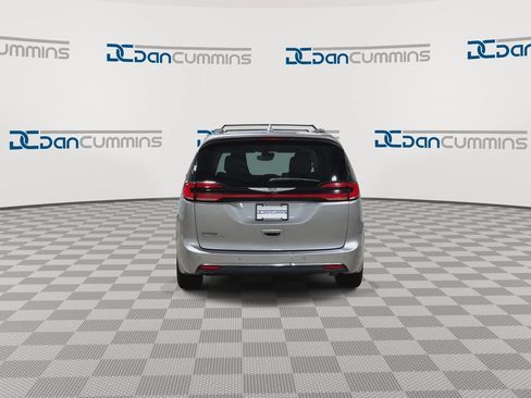 Used 2021 Chrysler Pacifica Touring-L FWD image 7