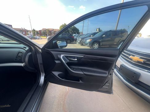 Used 2017 Nissan Altima 2.5 SR w/ Midnight Edition Package FWD image 34