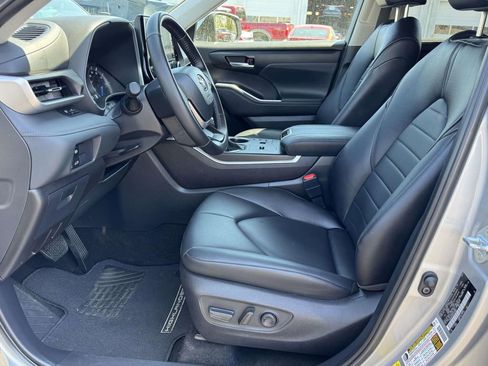 Used 2024 Toyota Highlander XLE AWD/4WD image 21