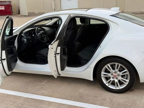 Used 2017 Jaguar XE Premium image 11