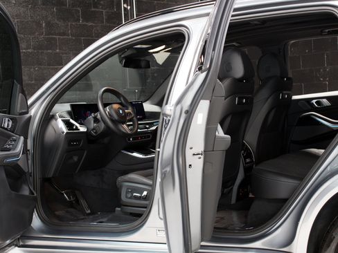 Used 2025 BMW X5 sDrive40i w/ M Sport Package RWD image 23