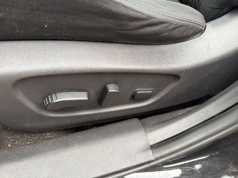 Used 2018 Nissan Rogue SV image 16