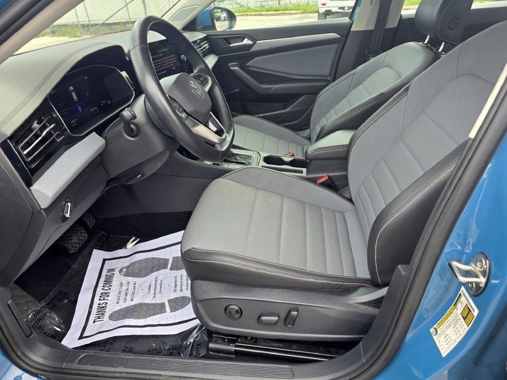Used 2025 Volkswagen Jetta SE FWD image 16