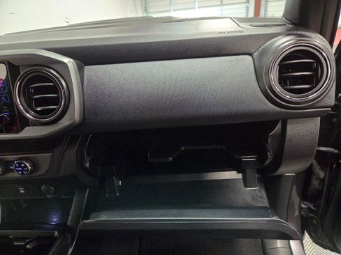 Used 2016 Toyota Tacoma TRD Sport image 43