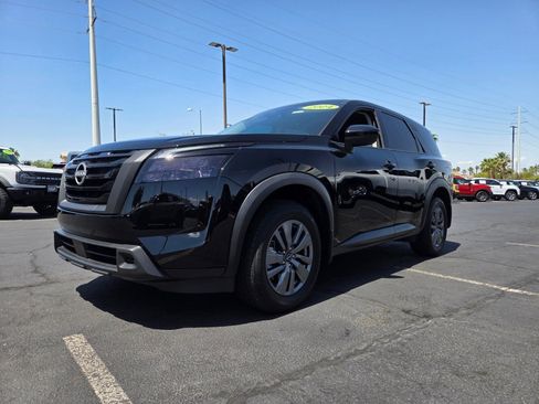 Used 2024 Nissan Pathfinder S FWD image 2