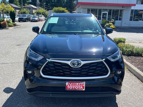 Used 2021 Toyota Highlander XLE AWD/4WD image 5