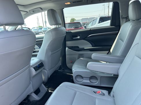 Used 2016 Toyota Highlander Limited Platinum AWD/4WD image 10