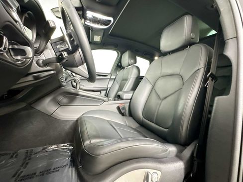 Used 2025 Porsche Macan image 5