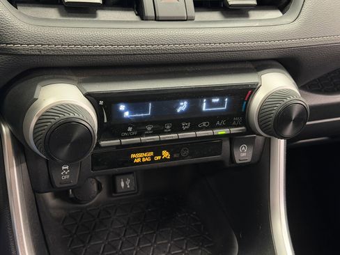 Used 2019 Toyota RAV4 LE w/ Carpet Mat Package image 24