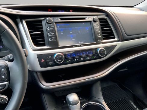 Used 2018 Toyota Highlander XLE AWD/4WD image 7