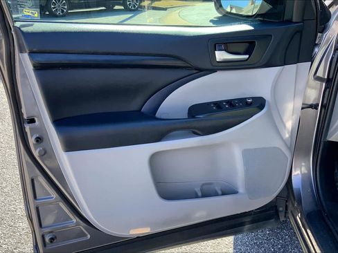 Used 2019 Toyota Highlander XLE image 22