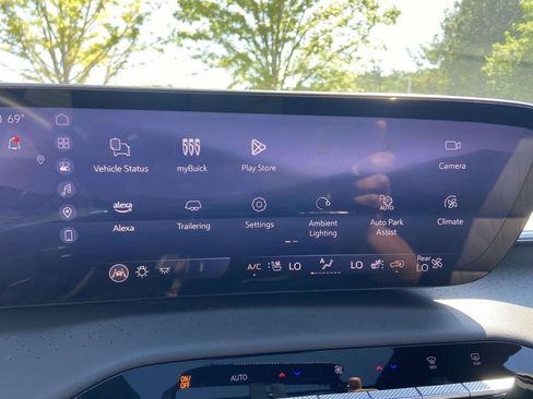 Used 2025 Buick Enclave Avenir w/ Super Cruise Package FWD image 24