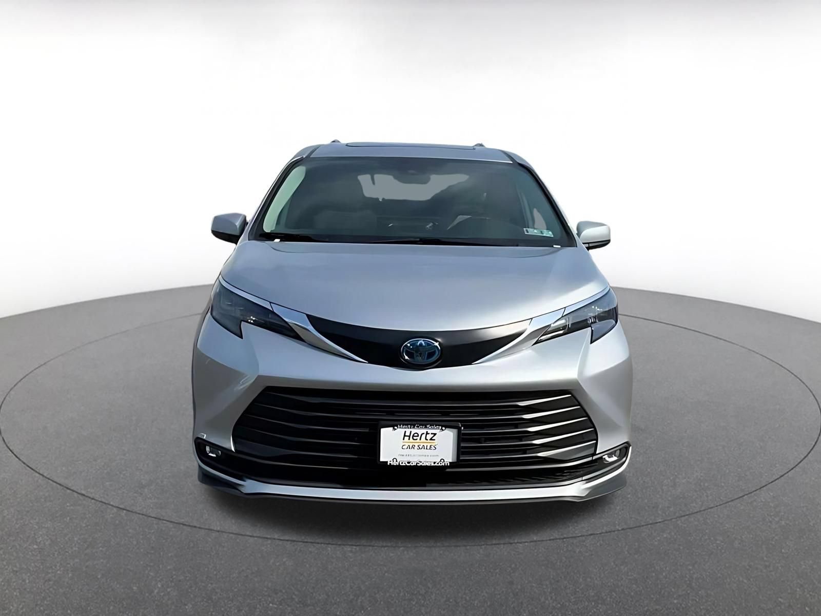 Used 2025 Toyota Sienna XLE FWD image 3