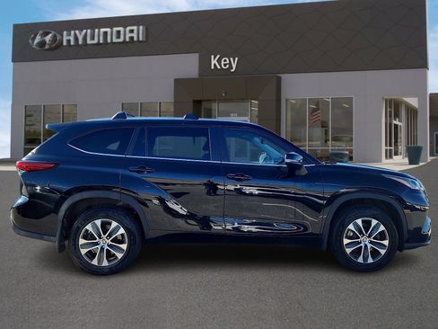 Used 2023 Toyota Highlander XLE AWD/4WD image 3