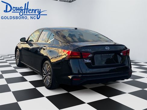 Used 2024 Nissan Altima 2.5 SV image 3