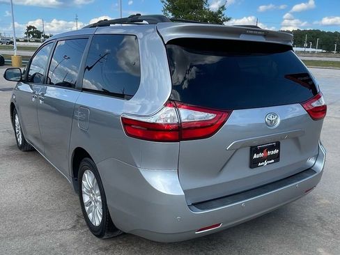 Used 2016 Toyota Sienna XLE w/ XLE Navigation Package image 5