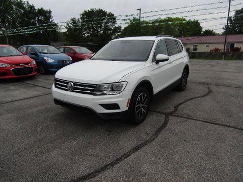 Used 2021 Volkswagen Tiguan SE w/ Panoramic Sunroof Package AWD/4WD image 3