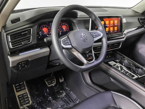 Used 2026 Volkswagen Atlas Peak Edition AWD/4WD image 3