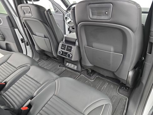 Used 2024 Land Rover Discovery Dynamic SE image 11