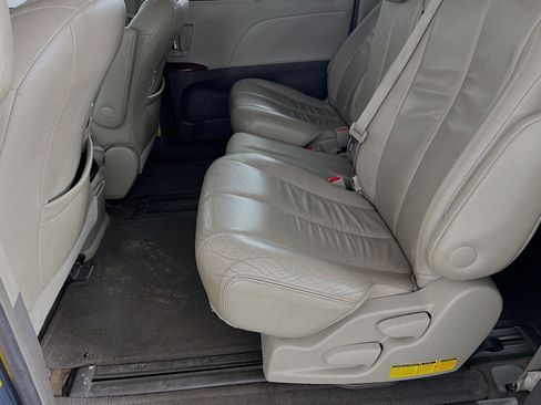 Used 2014 Toyota Sienna XLE image 5