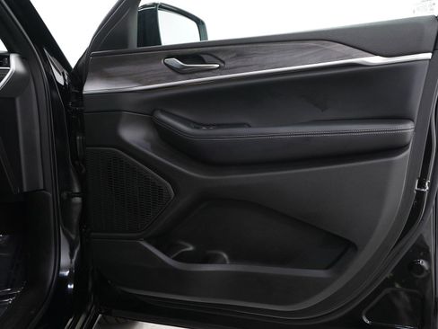 Used 2024 Jeep Grand Cherokee Limited w/ Black Appearance Package AWD/4WD image 9
