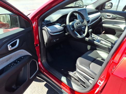 Used 2025 Jeep Compass Latitude AWD/4WD image 10