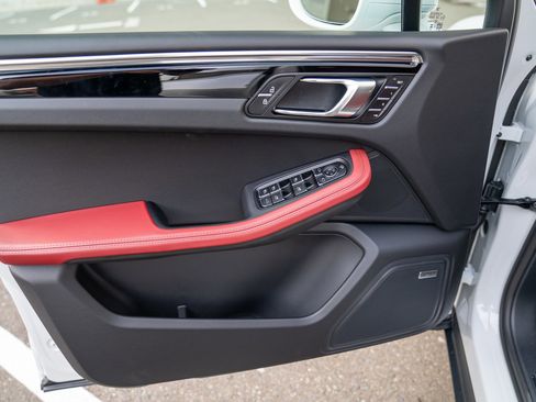 Certified 2026 Porsche Macan AWD/4WD image 10