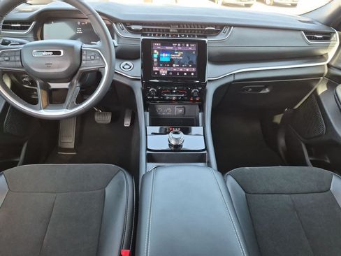 Used 2025 Jeep Grand Cherokee Altitude RWD image 14