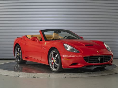 Used 2014 Ferrari California RWD image 7